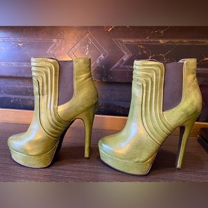 Chinese Laundry Elise Olive Green High Heeled Booties Size 5.5